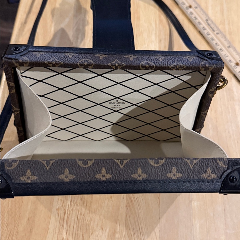 Trunk Bag with Gold Hardware clasp and magnetic closure - Picture 2 of 2